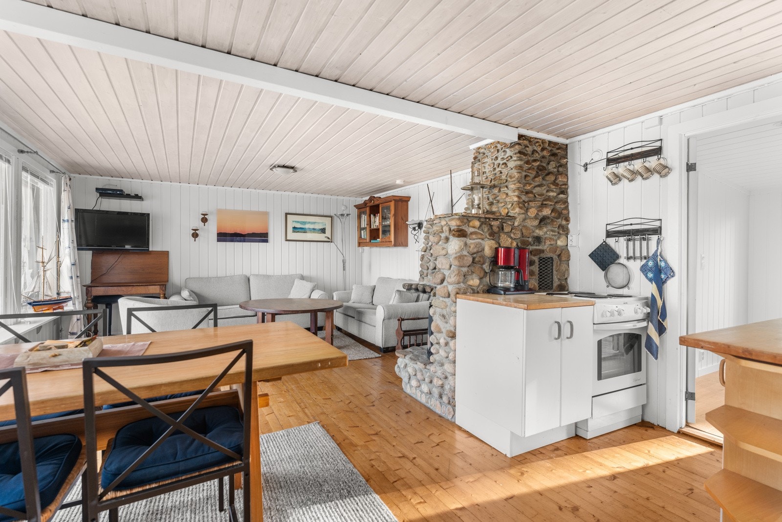 Hytten har åpent kjøkken til stuen. Galleribilde