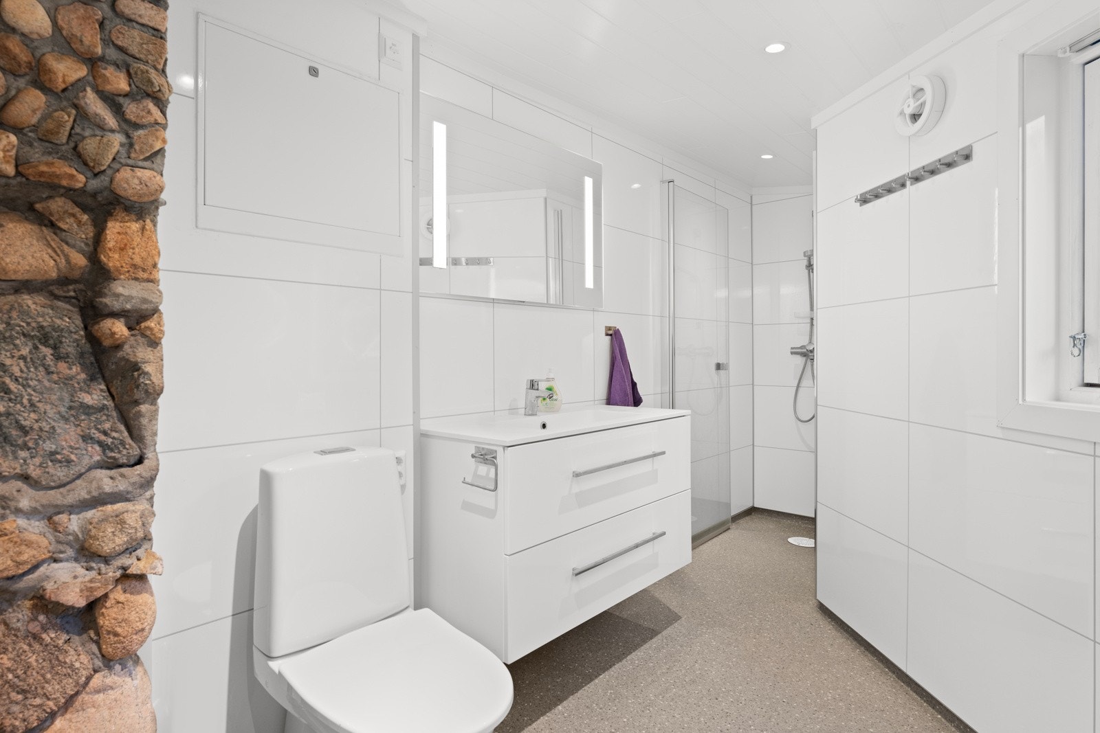 Nyere oppusset bad fra 2021 med bl.a dusj, wc og innredning med lys i speil. Galleribilde