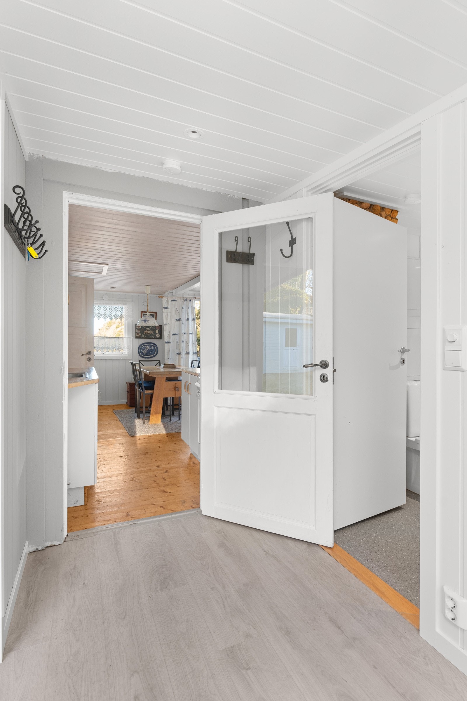 Fra entrèen er det videre adkomst til kjøkken og bad. Galleribilde