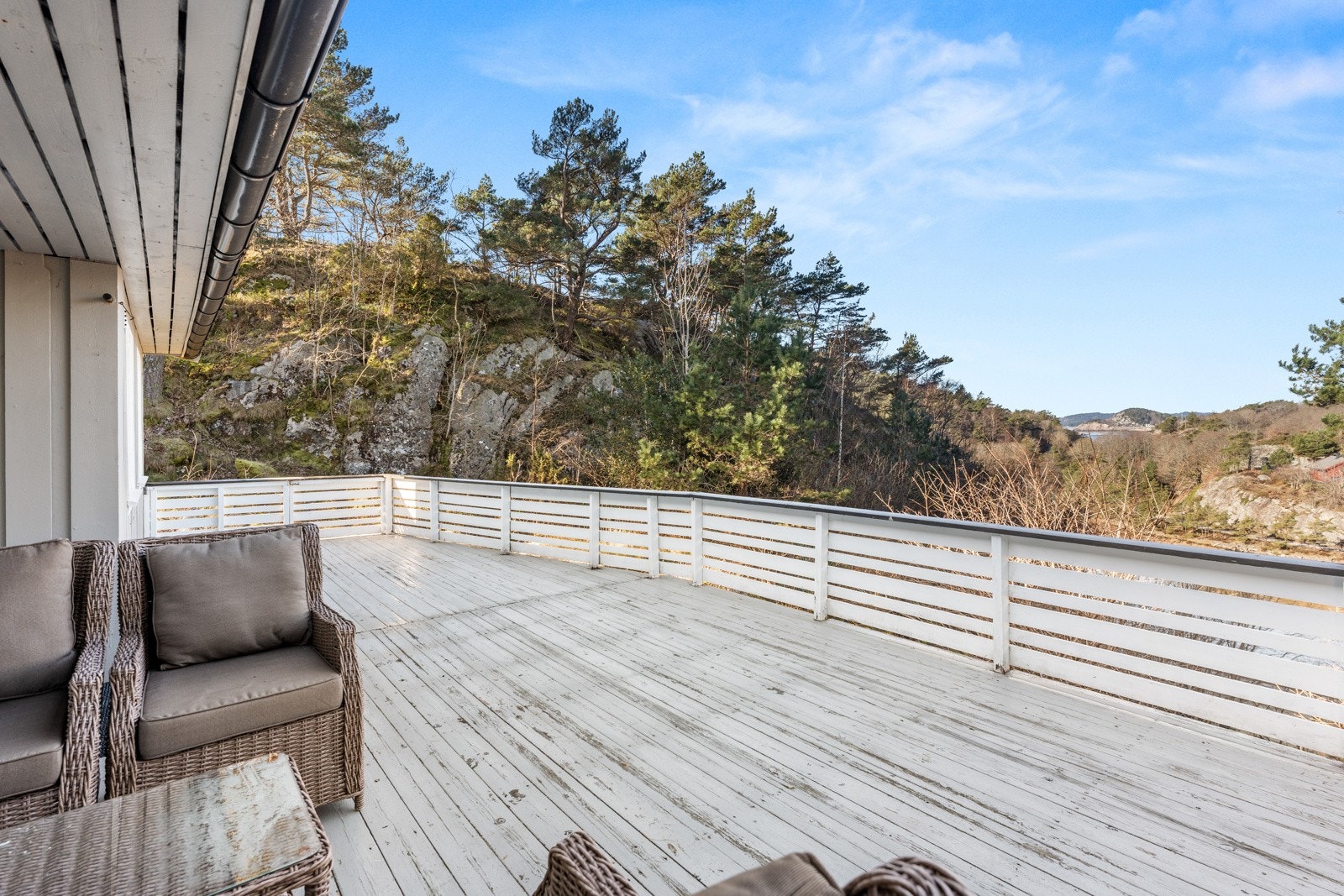 Hytten ligger usjenert i terrenget og har stor terrasse med gode solforhold og utsikt. Galleribilde