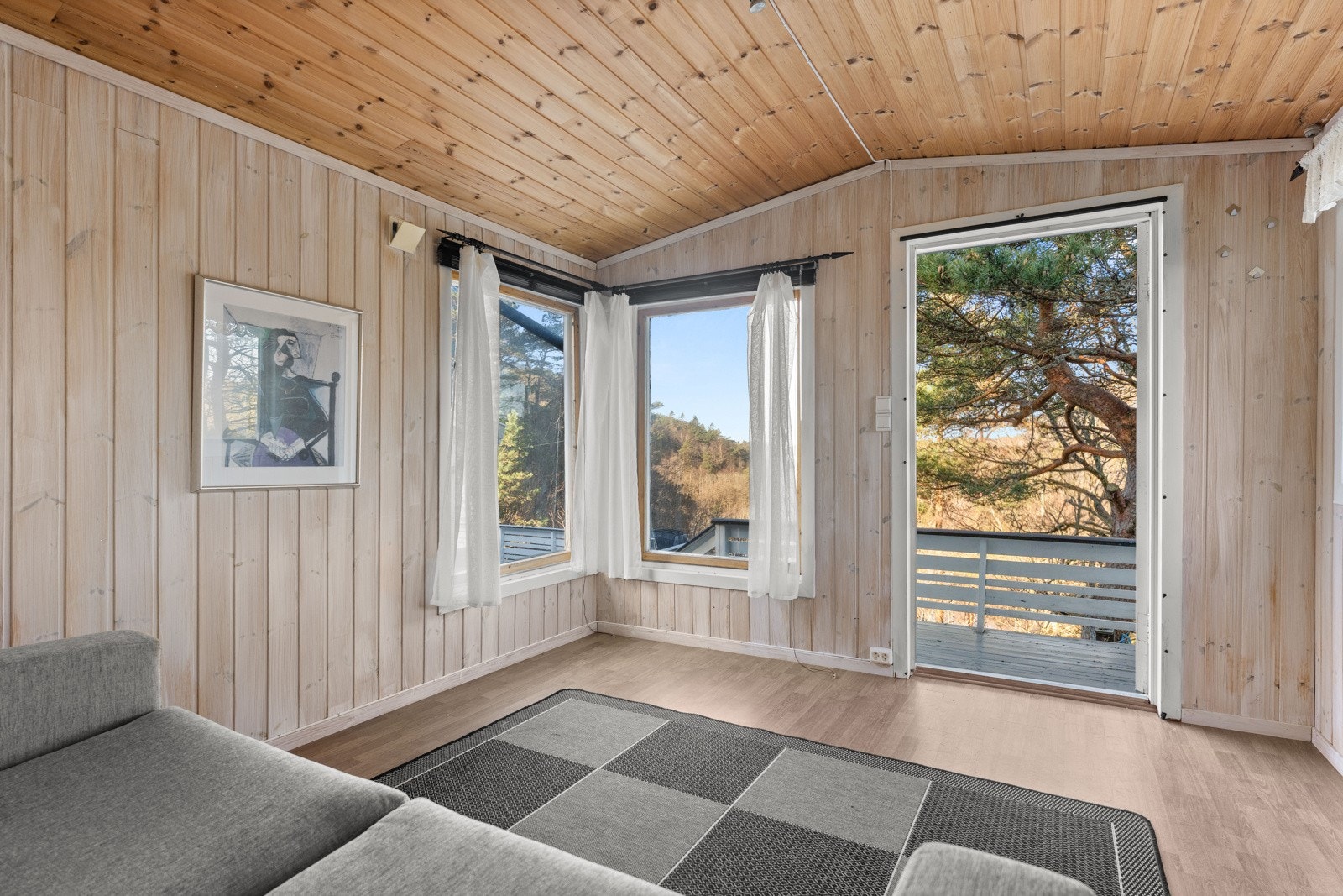 Annekset er oppført i 2008 og er fint innredet med laminat på gulv og panel på veggene. Galleribilde