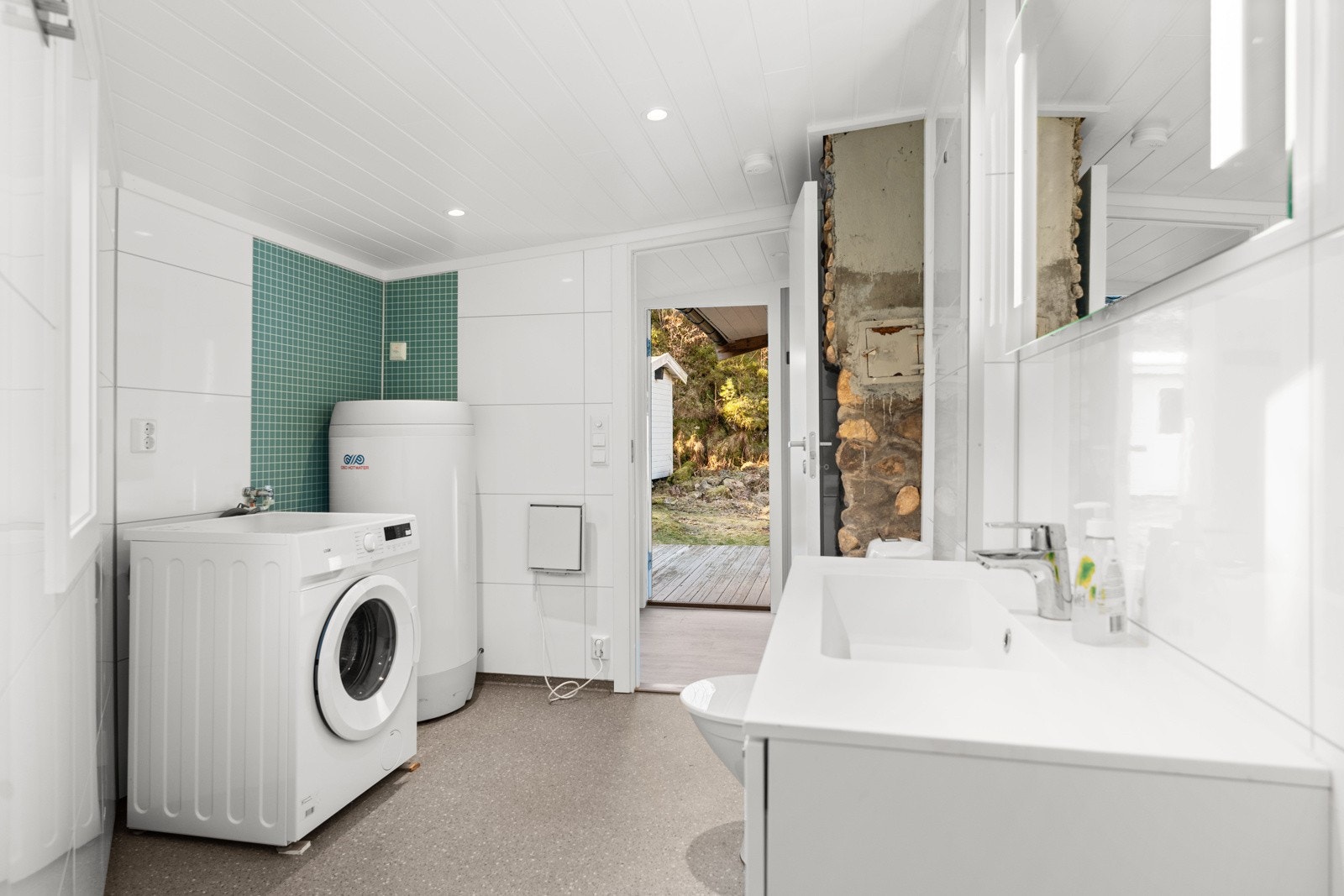 Flott bad med nyere vvs og opplegg til vaskemaskin. Galleribilde