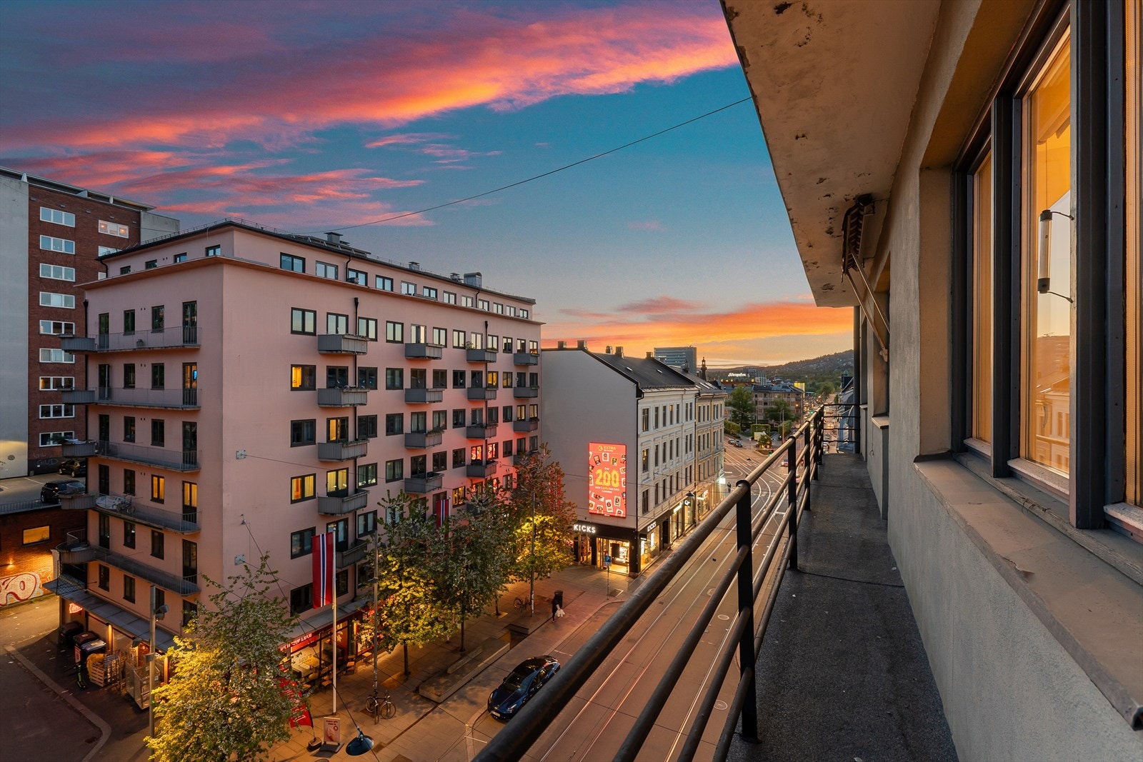 Fra stuen er det adkomst til felles brannbalkong i betongkonstruksjon. Galleribilde