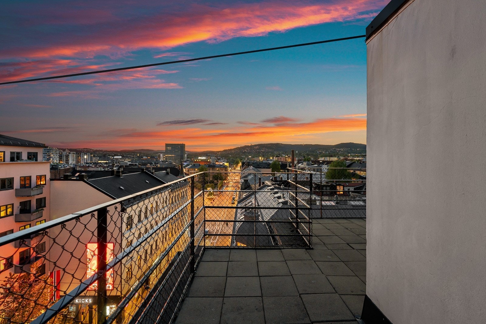 Boligen har en flott felles takterrasse med utsikt over nærområdet og fantastiske solforhold. Galleribilde