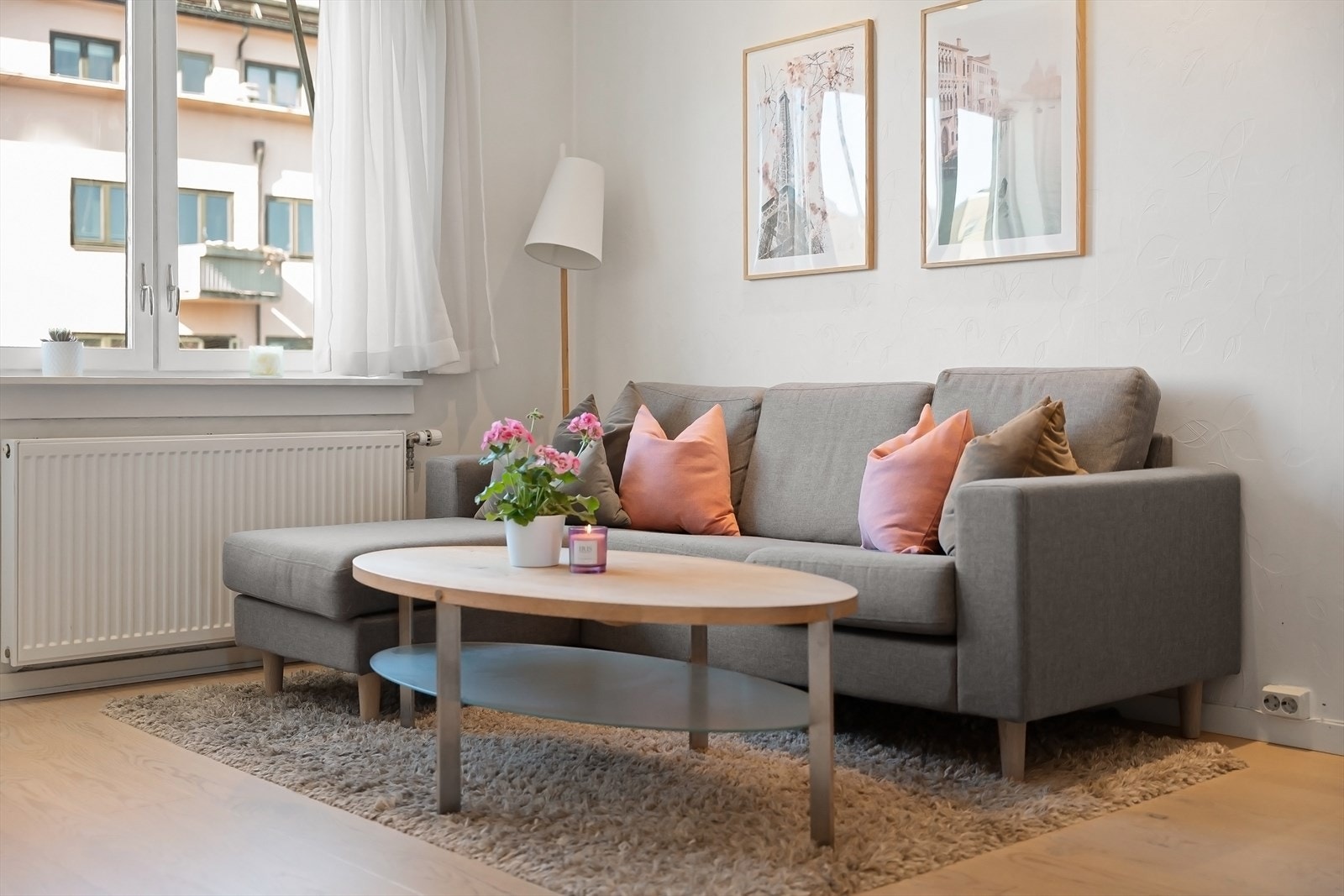 Stuen har god plass til både sofagruppe og spisebord. Leiligheten har utstrakt bruk av downlights, som gir god atmosfære på kveldstid. Galleribilde