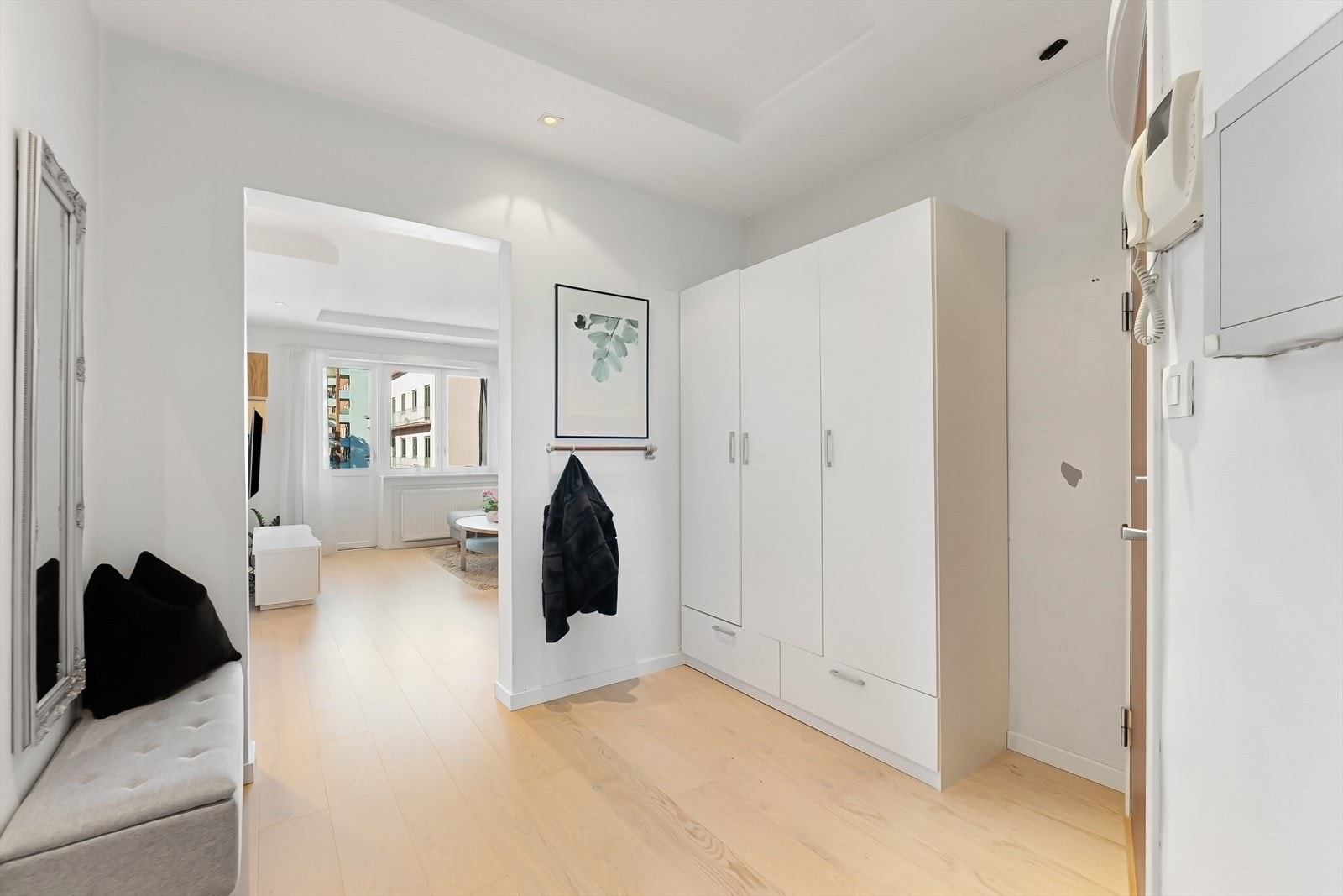 Stor garderobe medfølger. Galleribilde