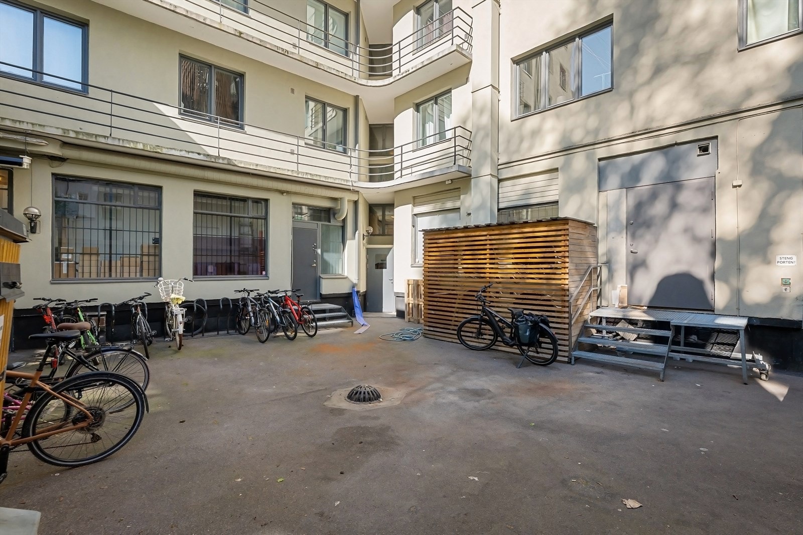 Felles sykkelparkering i bakgård. Galleribilde