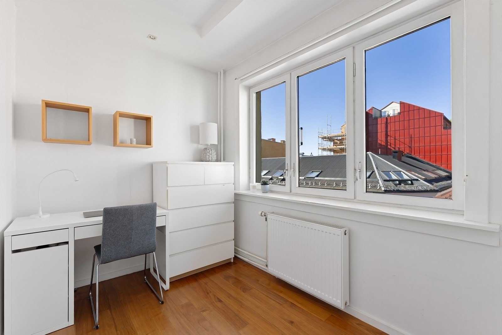Boligens andre soverom er også av god størrelse. Galleribilde