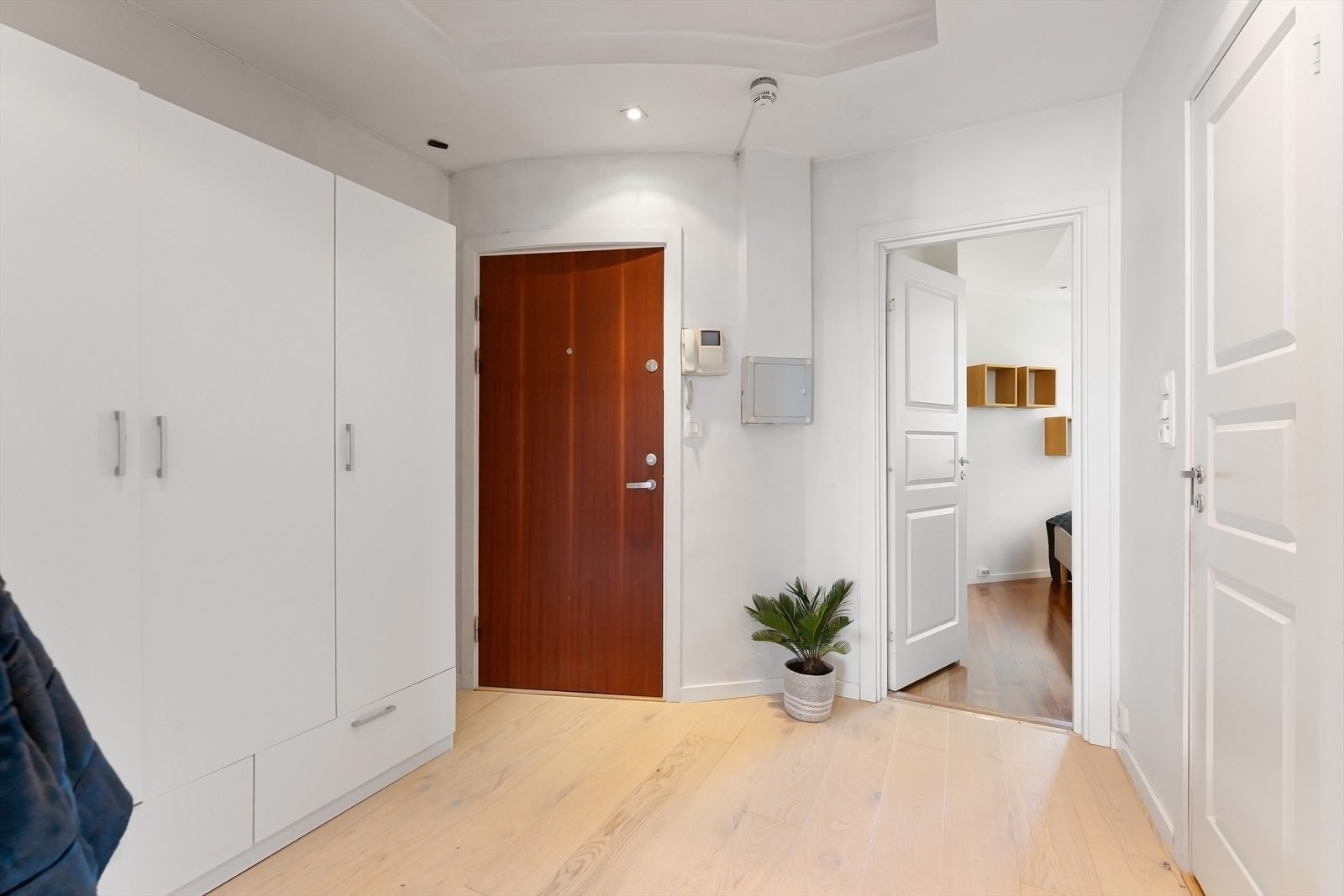 Velkommen! Svært innbydende entré med downlights i himling. Det er god plass til å sette fra seg sko og henge fra seg yttertøy. Galleribilde