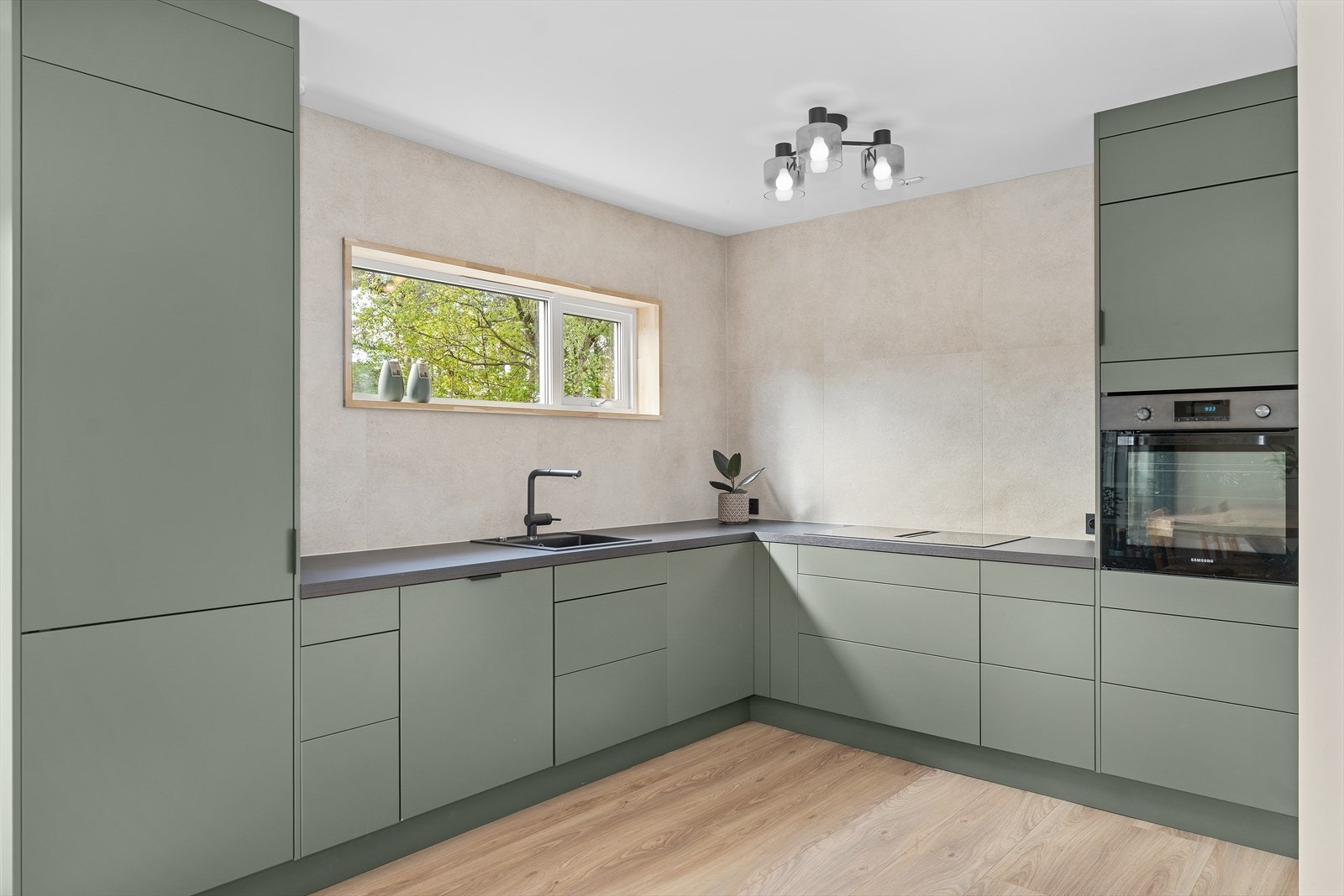 Nyere kjøkken med alt man trenger av integrerte hvitevarer Galleribilde