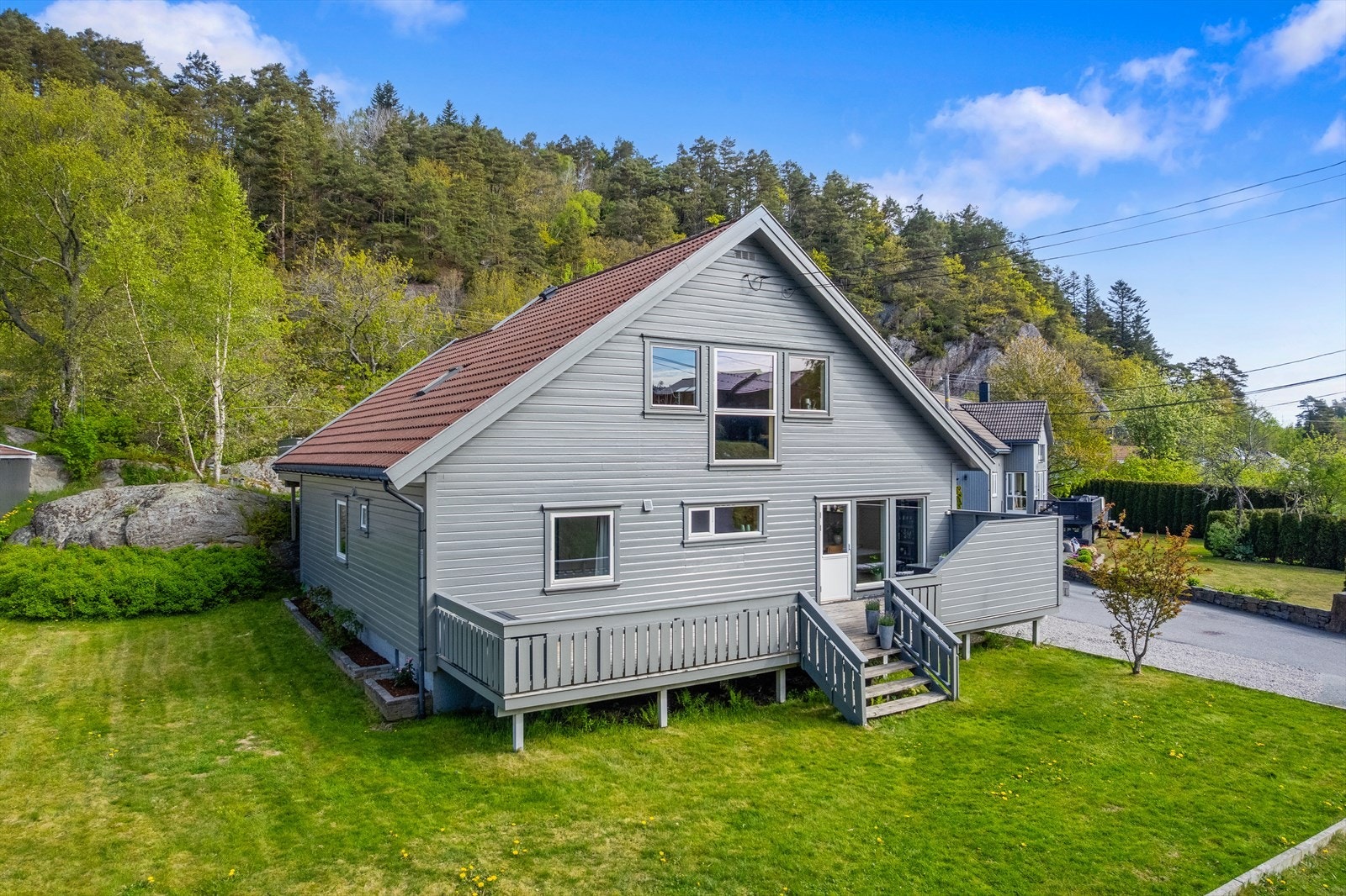 Leiligheten som selges er i hele første etasje, som disponerer hagen på bakkeplan og verandaen, samt to parkeringsplasser Galleribilde