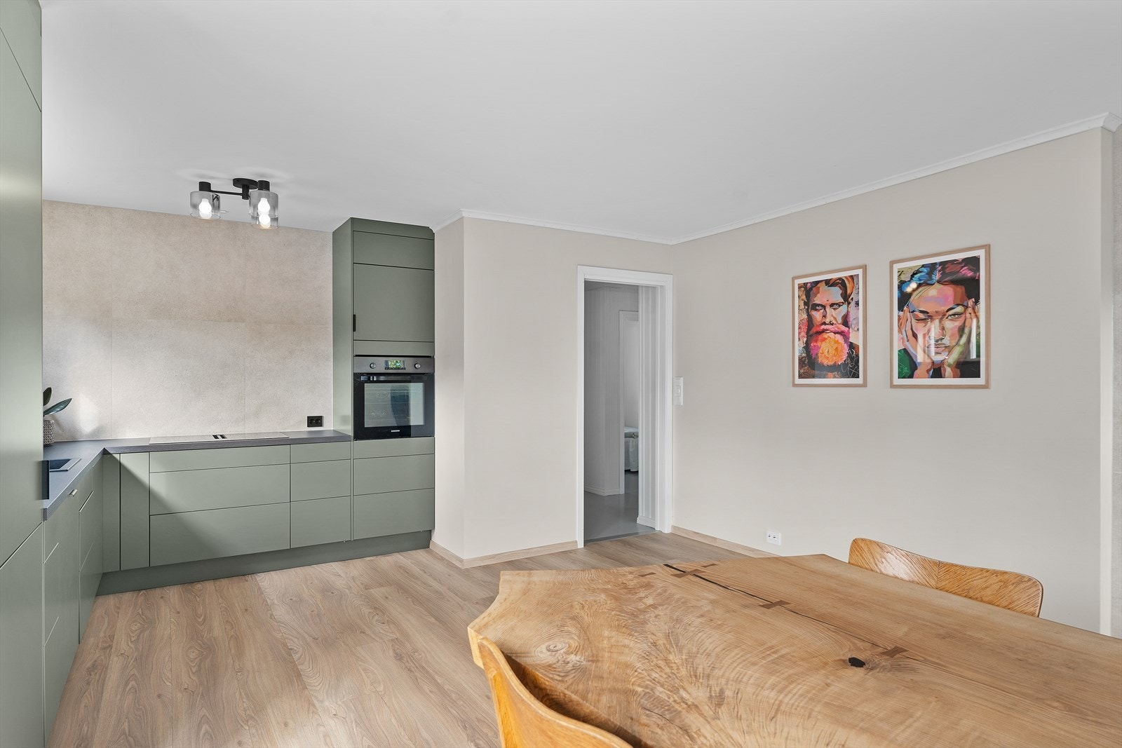 Fra gangen går vi rett inn til stue/kjøkken Galleribilde