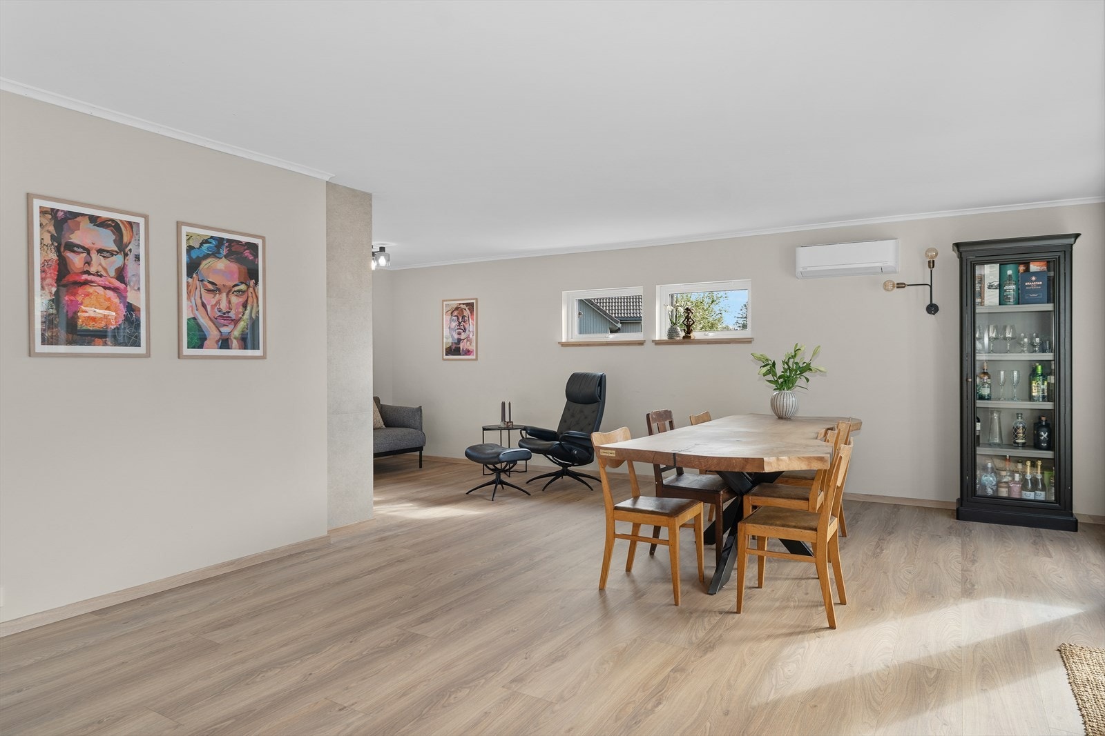 Stue/kjøkken er pusset opp og fremstår moderne og pen Galleribilde