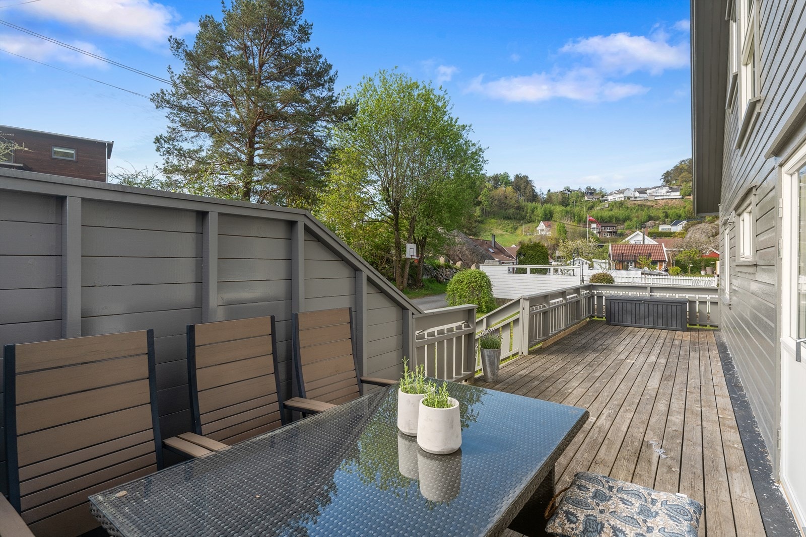 seksjonen som selges disponerer plen på bakkeplan og veranda Galleribilde