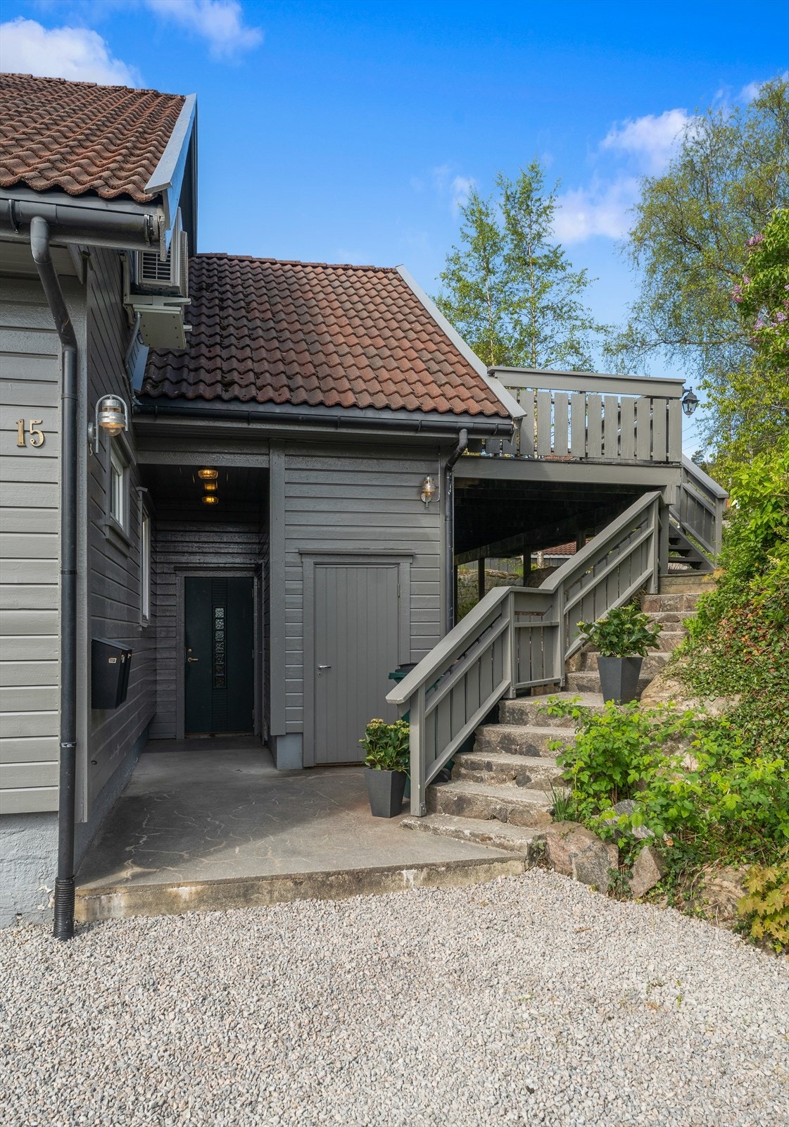 Vi går inn i førsteetasje, til høyre for inngangsdør er en utvendig bod. (døren til høyre i bildet hører til snr 2 i andre etasje) Galleribilde