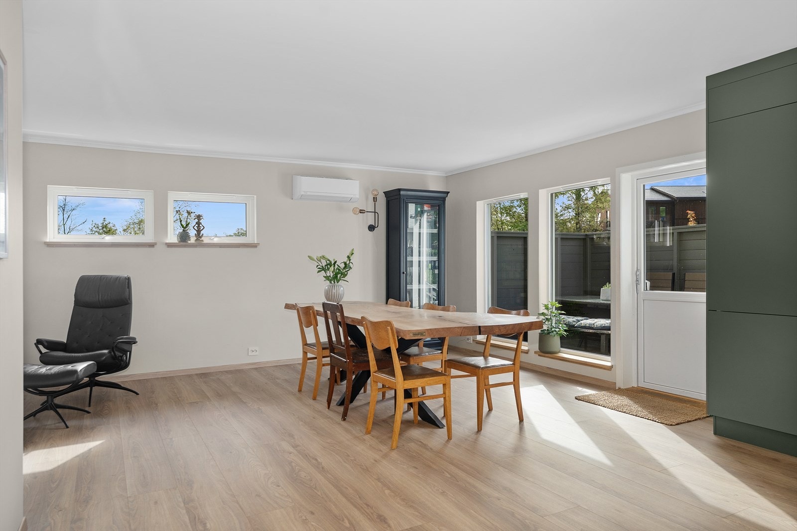 Videre ut til solrik veranda og hage Galleribilde