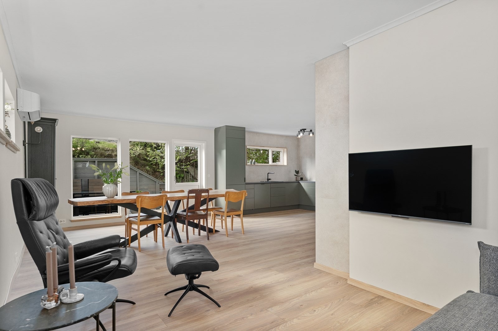 Velkommen til visning til den kjekke delen av en tomannsbolig i første etasje Galleribilde