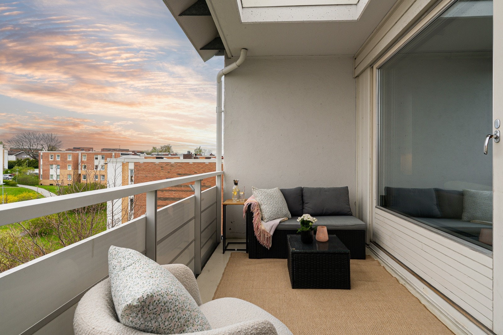 Balkongen vender mot sørvest og har følgelig svært gode solforhold. På sommers tid har man solen fra ca. kl. 13 - 21:30. Galleribilde
