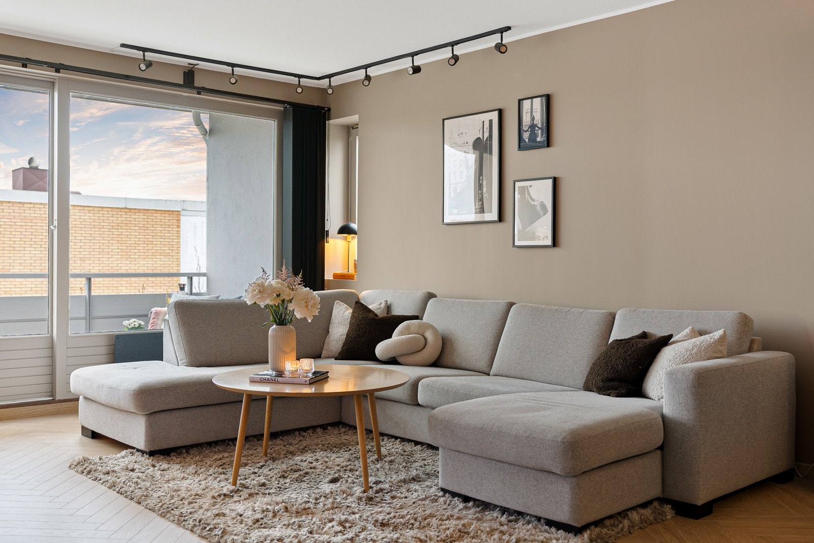 På stuen er det uttak for kabel-TV og bredbånd som inngår i de månedlige felleskostnadene. Galleribilde