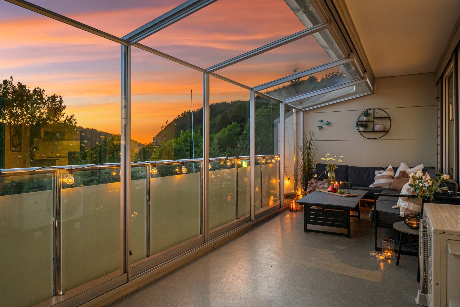 Fra stuen har man tilgang på en vestvendt innglasset balkong på ca. 18 m2. Meget solrikt! Galleribilde