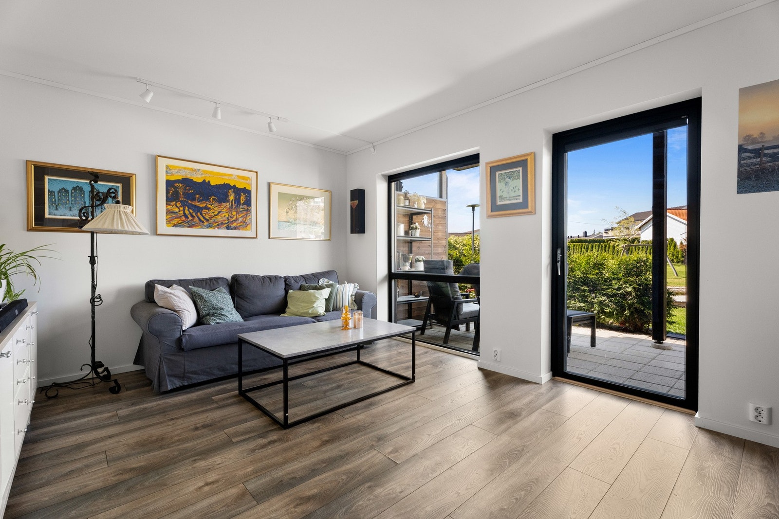 Dagslyset strømmer inn via store, sydvestvendte vinduer, og rommet har utgang til en dels overbygd terrasse på ca. 24 kvm som gir en herlig forlengelse av leiligheten på varme dager. Galleribilde