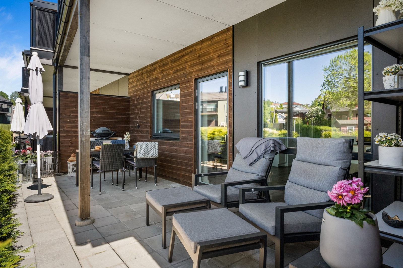 Leiligheten har utgang fra stuen til en sydvestvendt, dels overbygd markterrasse av god størrelse. Galleribilde