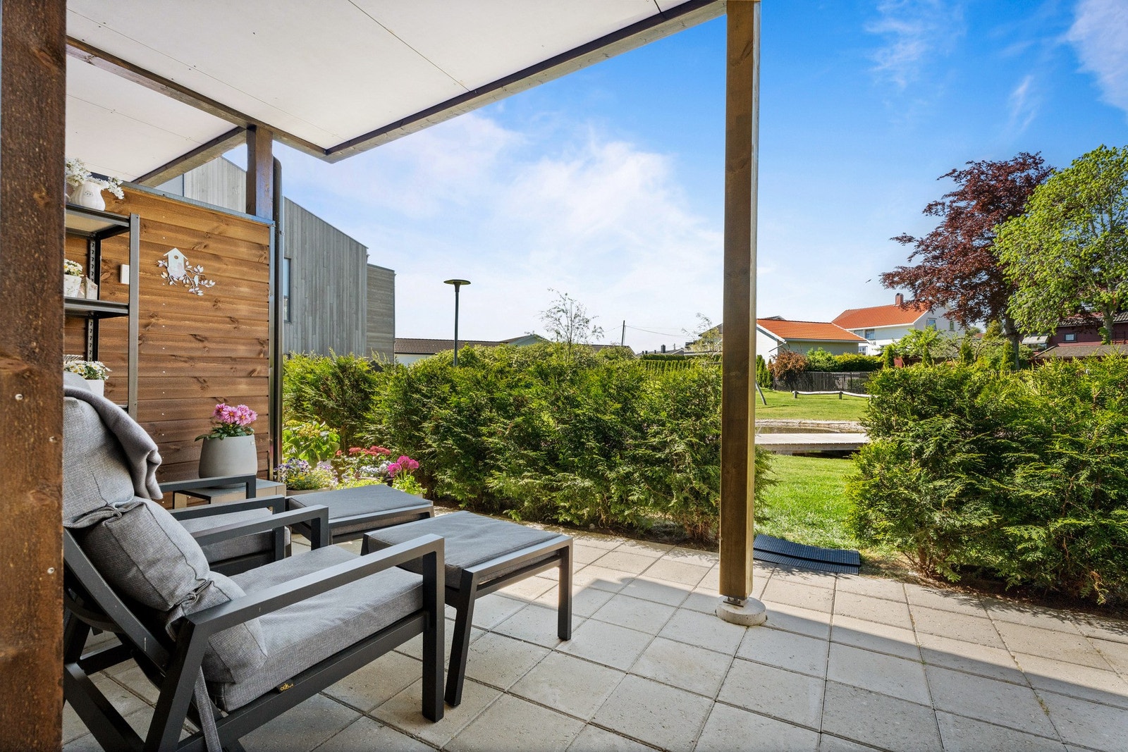 Her kan det fint møbleres med sittegruppe, spisebord og grill, og overbygget sørger for brukstid selv i litt ruskevær. Galleribilde