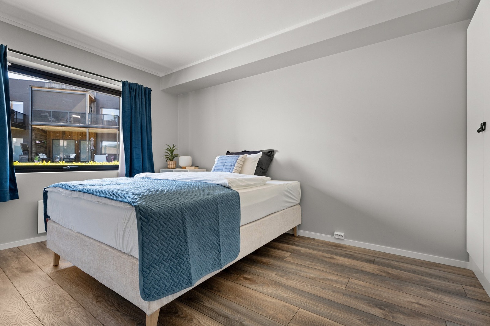 Det er to pene soverom i leiligheten - begge med store, nordøstvendte vinduer Galleribilde