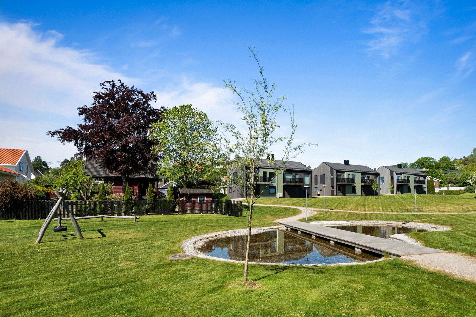 Fellestomten er parkmessig opparbeidet med store plenarealer, frodig beplantning, vannspeil og stemningsfull utebelysning, og det er satt ut både lekeapparater og sittebenker til felles anvendelse. Galleribilde