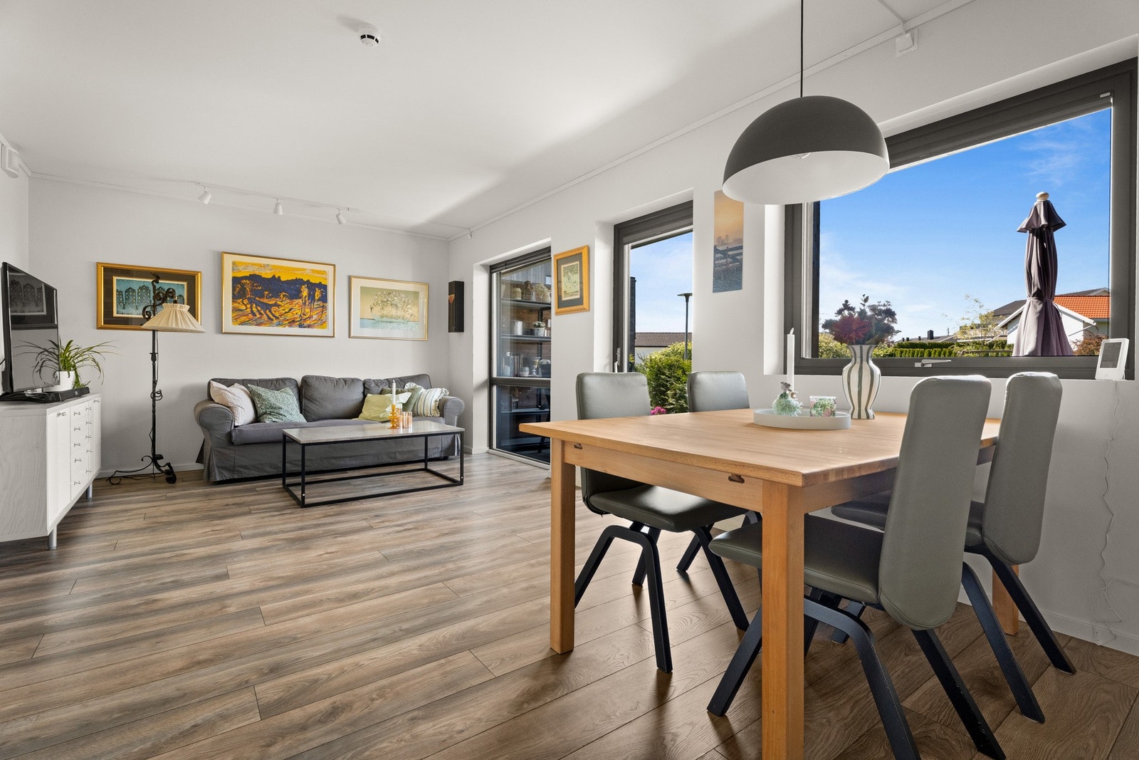 Planløsningen gir fine, definerte soner for møblering - her er det plass til sofagruppe og tv-/mediastasjon, og i nærheten av kjøkkenet kan det innredes med en hyggelig frokostgruppe. Galleribilde