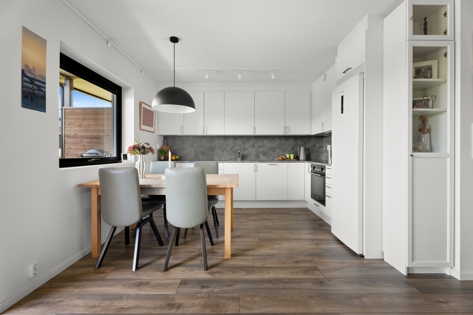 Kjøkkenet har et stilfullt og moderne design med gode benkeflater og mye oppbevaringsplass. Galleribilde