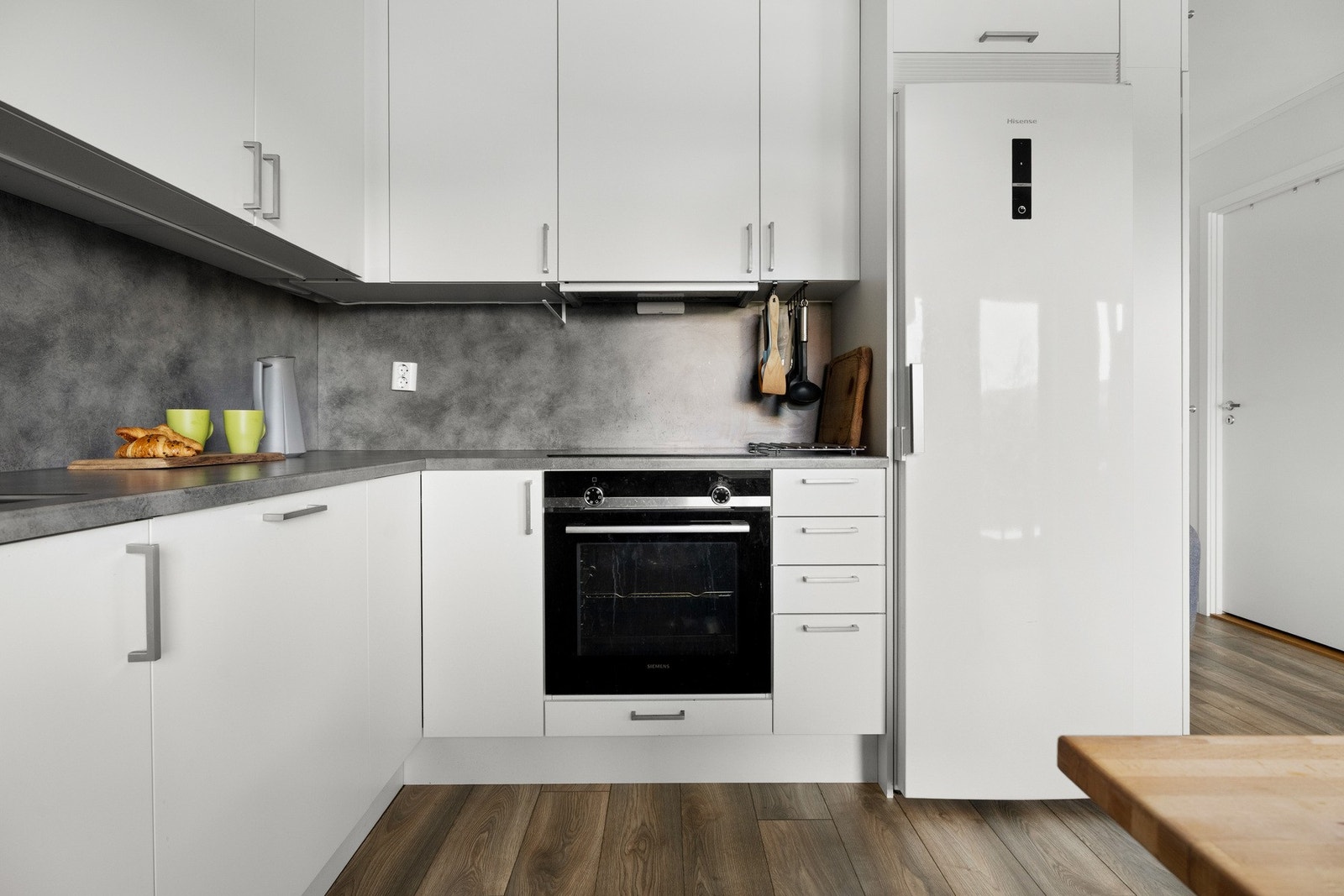 Kjøkkenet er utstyrt med integrerte hvitevarer som oppvaskmaskin, stekeovn og koketopp, samt ventilator, komfyrvakt, benkestikk og god arbeidsbelysning. Galleribilde