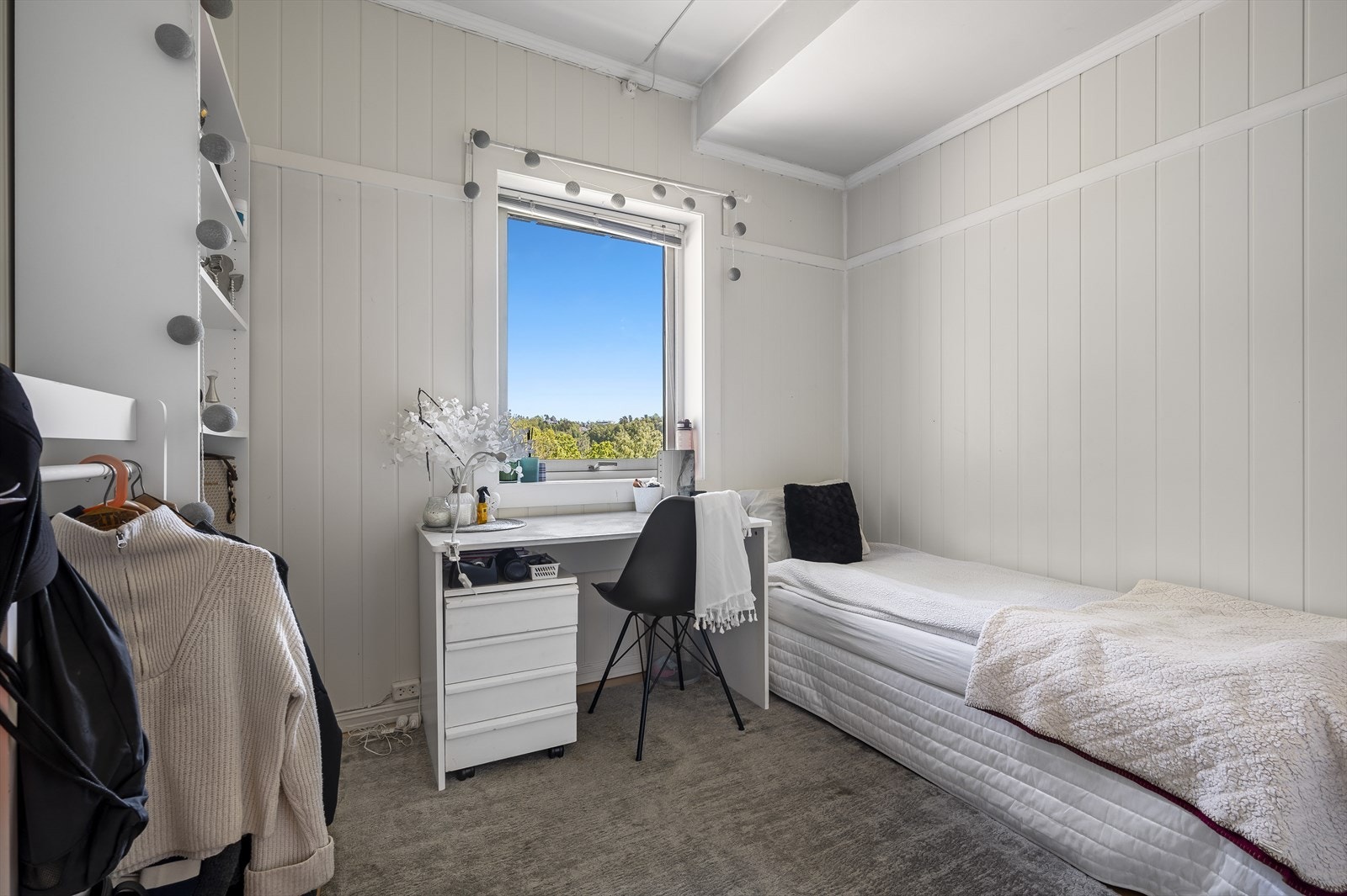 Soverom 2 er av praktisk størrelse og har utsikt. Galleribilde