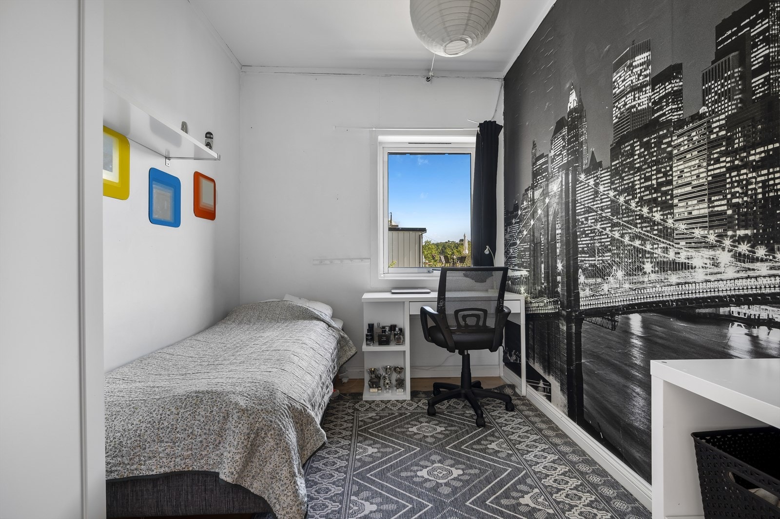 Soverom 3 er også praktisk, og inneholder utsikt. Galleribilde