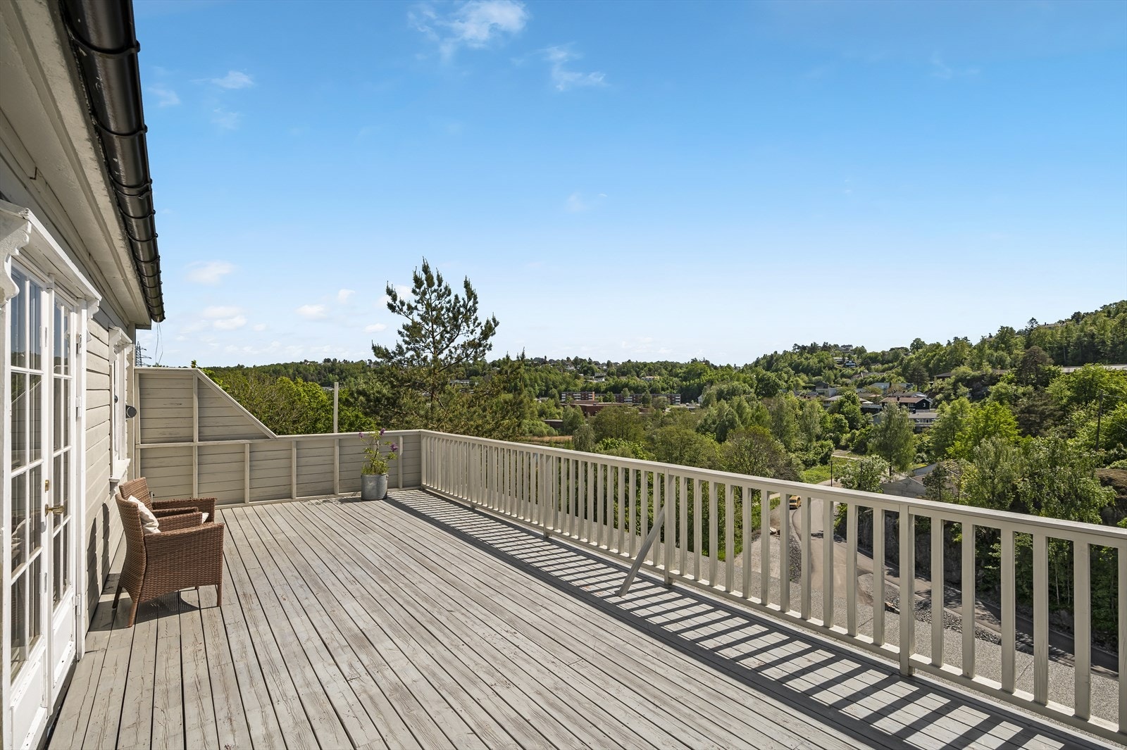 Verandaen er romslig og solrik. Galleribilde