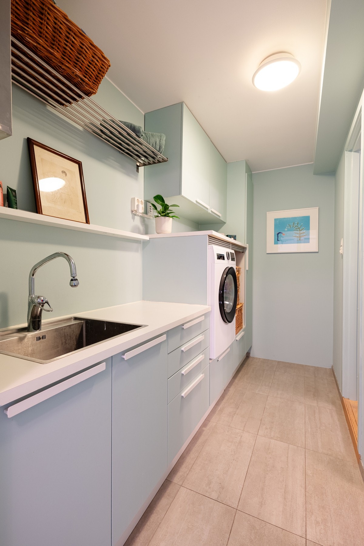 I tilknytning til badet og toalettet er det et praktisk vaskerom med opplegg for vaskemaskin og tørketrommel. Galleribilde