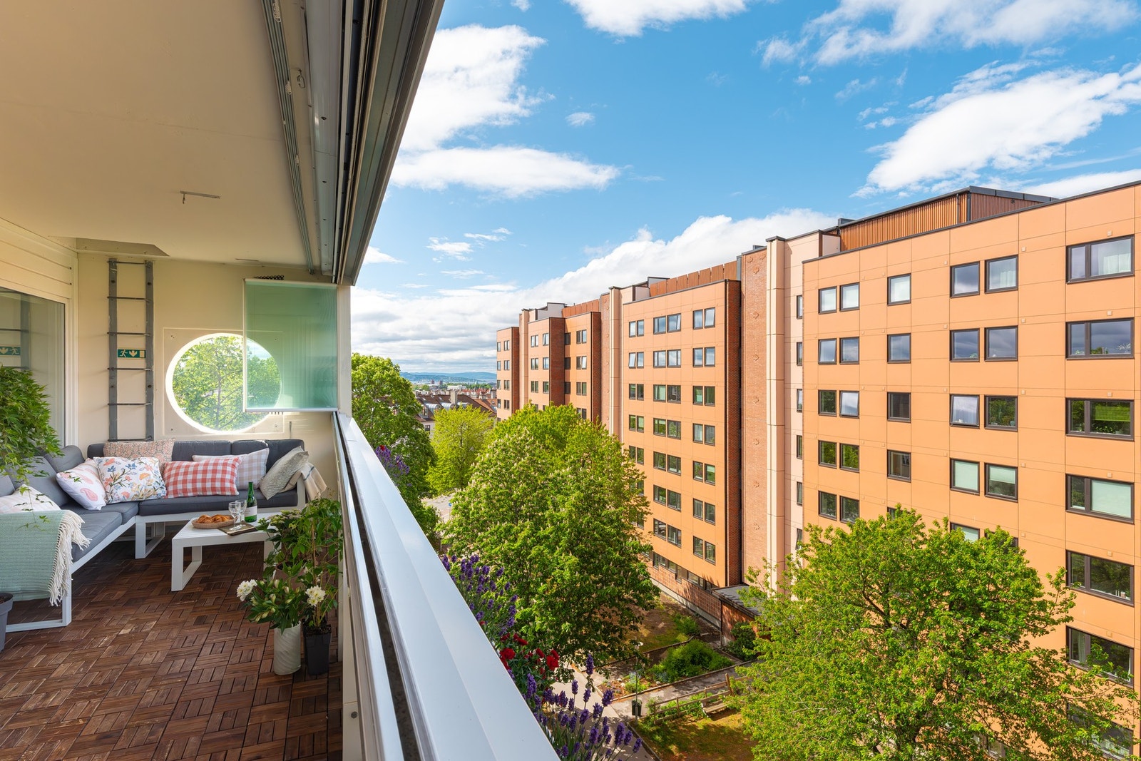 Dette er en stor og attraktiv leilighet med flott, luftig og skjermet beliggenhet Galleribilde