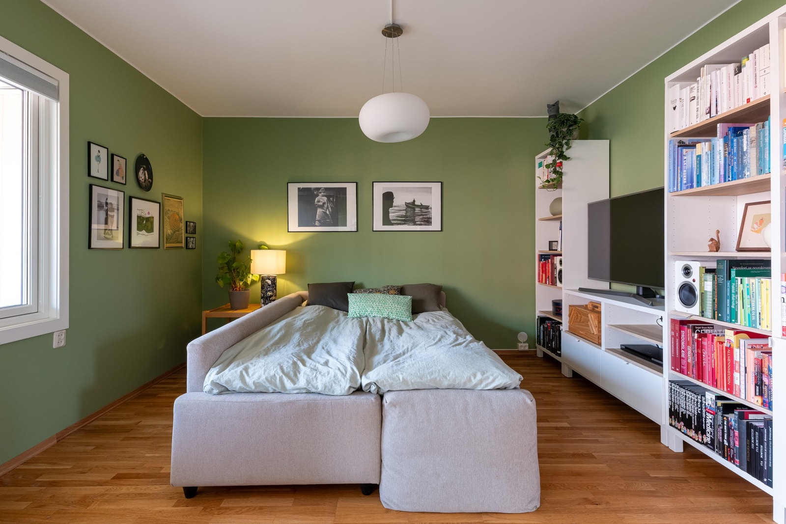 Dette er en opprinnelig 4-roms leilighet så skulle man ha ønske og behov for et soverom er det mulig å benytte TV-stuen som et soverom. Galleribilde