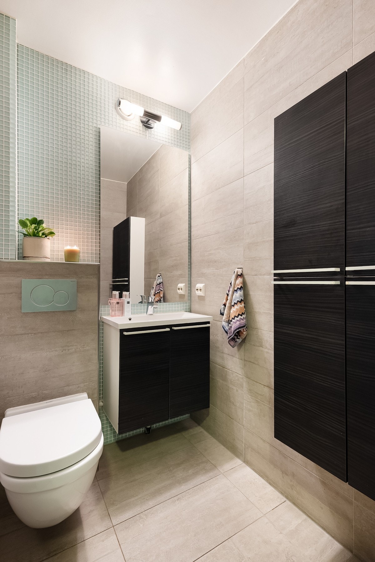 I leiligheten er det også et praktisk wc-rom som er utstyrt med vegghengt toalett, baderomsinnredning, speil og belysning. Galleribilde