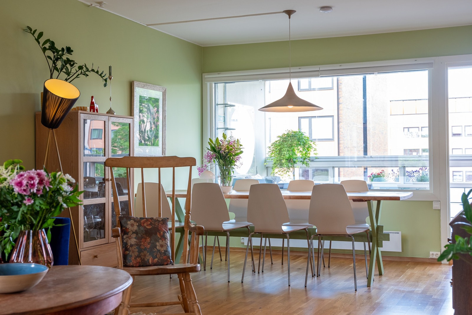 Her er det plass til et stort spisebord slik at du kan invitere venner og familie på hyggelige sammenkomster. Galleribilde