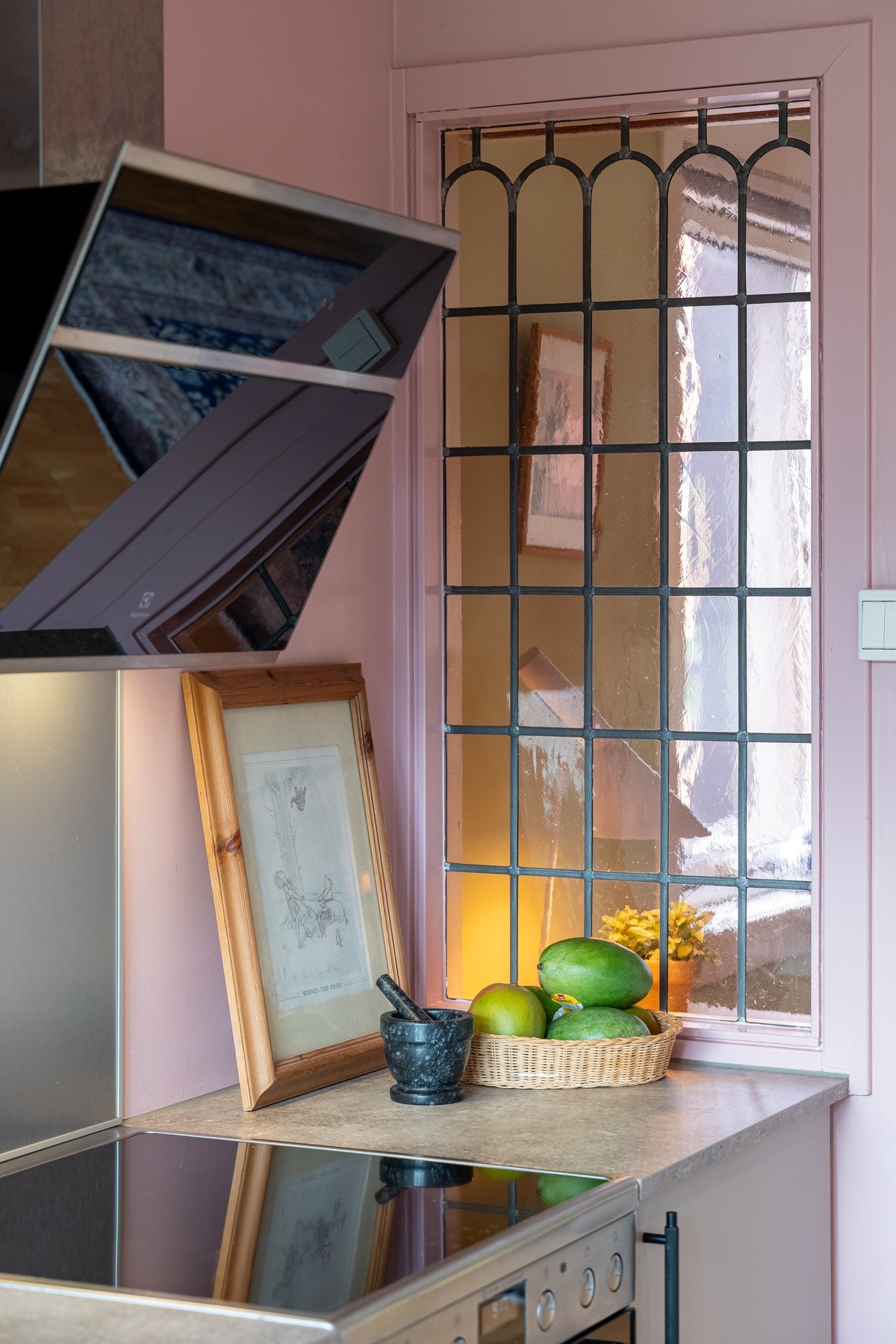 Kjøkkenet ble overflateoppusset i 2024 med ny benkeplate, vask og nye fronter. Galleribilde