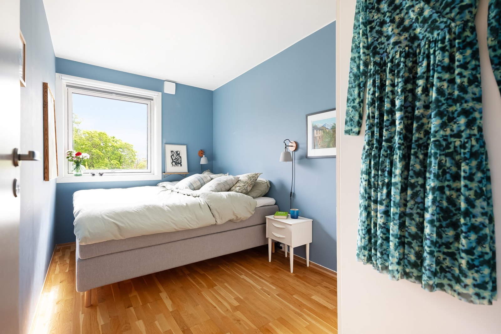 Her er det god plass til dobbeltseng, nattbord og garderobeskap. Galleribilde