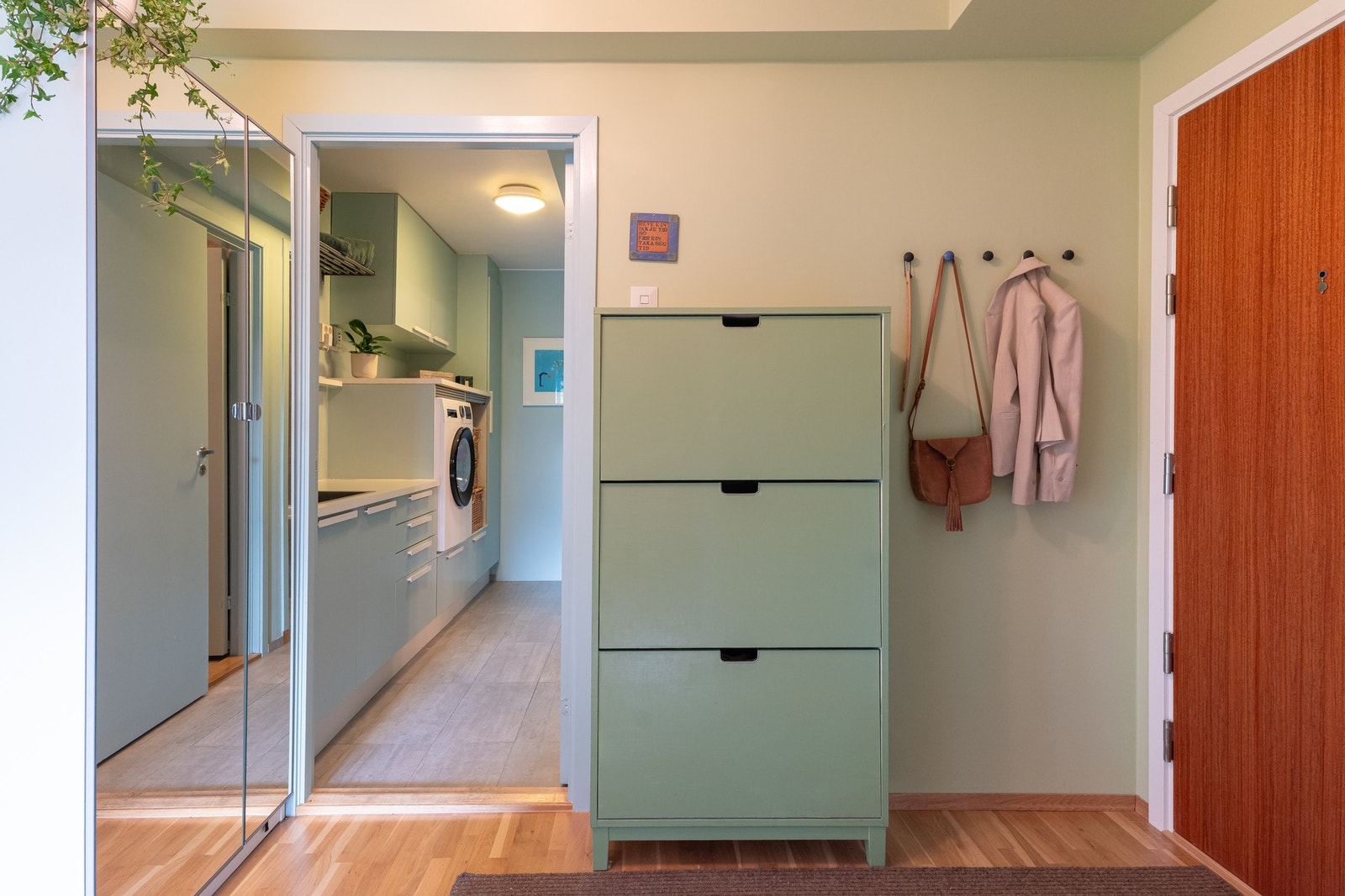 Entréen har en stor garderobe og skoskap som gir god plass til både yttertøy, sko og mer. Entréen har også plass til annen ønsket innredning. Galleribilde