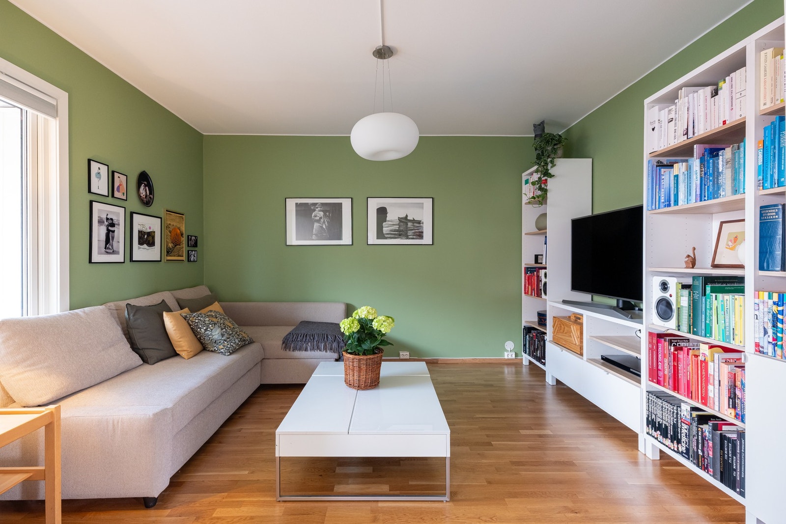 Her er det god plass til sofa, TV/mediemøblement og annet ønskelig. Galleribilde