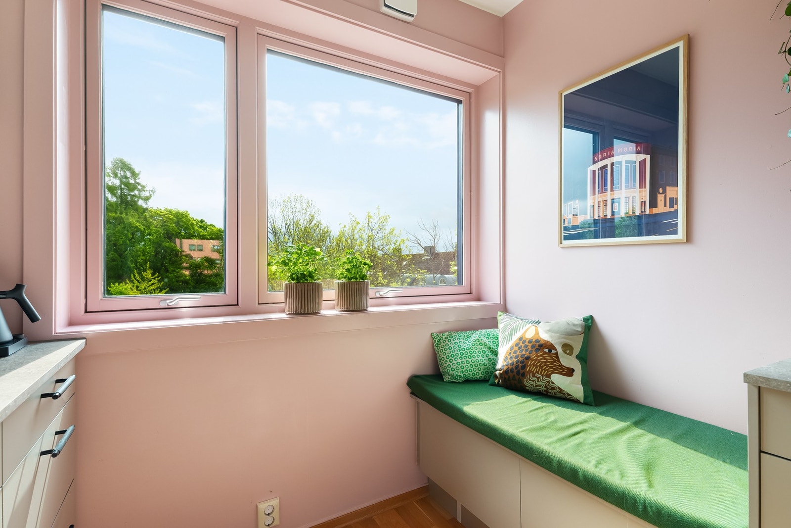 Koselig sittebenk ved vinduet på kjøkkenet. Galleribilde