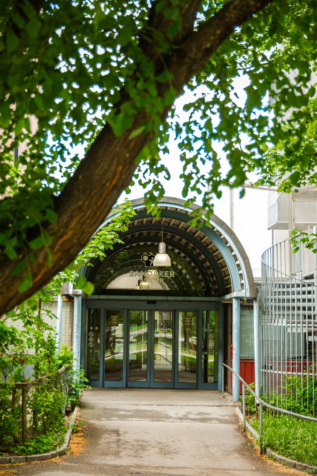 Det er inngang fra bakgården i borettslaget og inn til Sandaker senter. Galleribilde