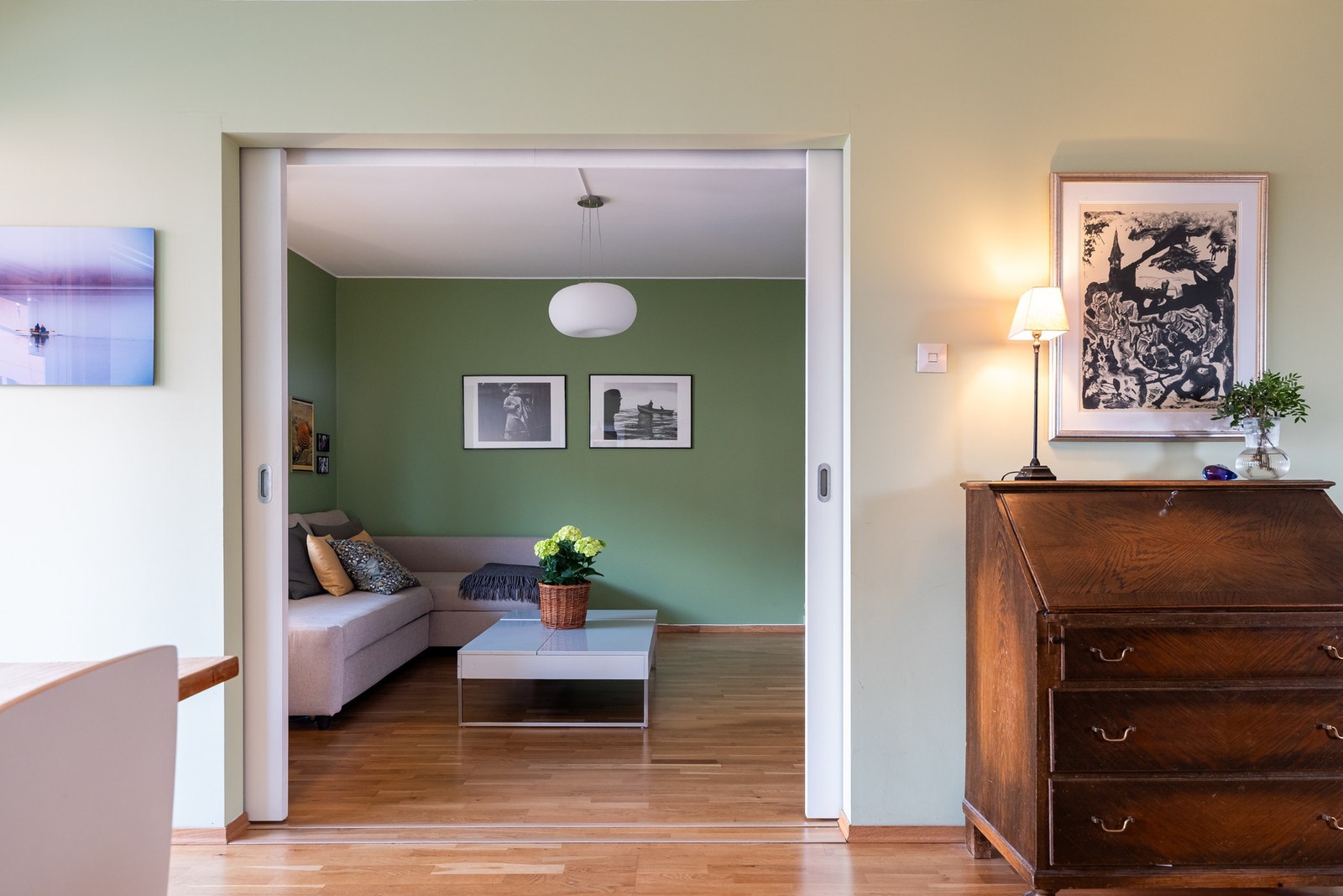 Via skyvedører kommer man videre inn i den hyggelige TV-stuen. Galleribilde