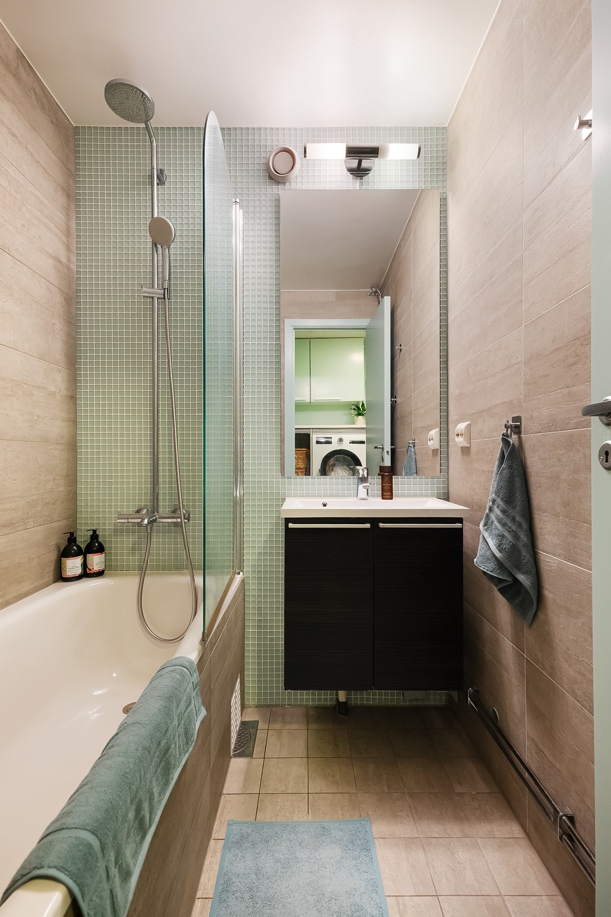 Boligen har et delikat, flislagt baderom. På badet er det bareromsinnredning bestående av benkeskap med glatte fronter, servant, samt speil med belysning. Galleribilde