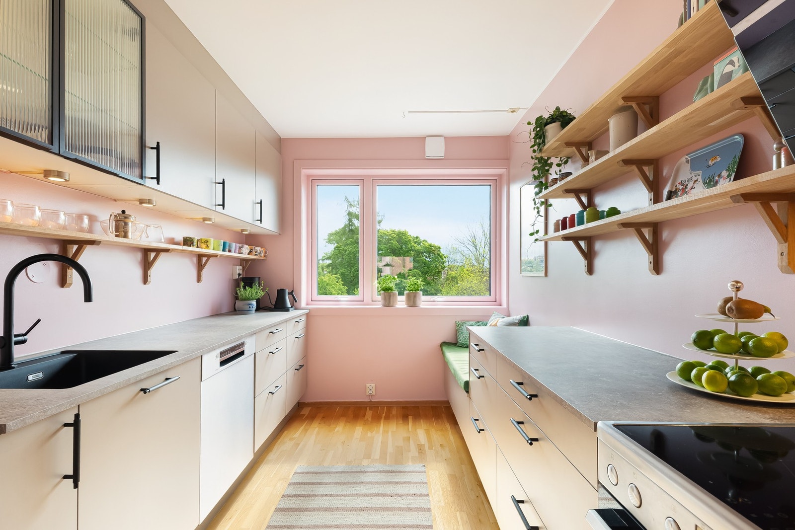 Det er laminat benkeplate med planlimt kum i rustfritt stål. Oppvaskmaskin og komfyr på kjøkken medfølger også, selv om de ikke er integrerte. Galleribilde