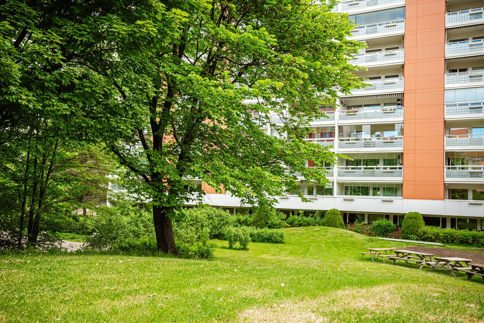 Boligen ligger i et attraktivt boligområde på Sandaker/ Øvre Torshov i Oslo, med kort gangavstand til handlegater, kafeer, et variert servicetilbud og god offentlig kommunikasjon. Galleribilde